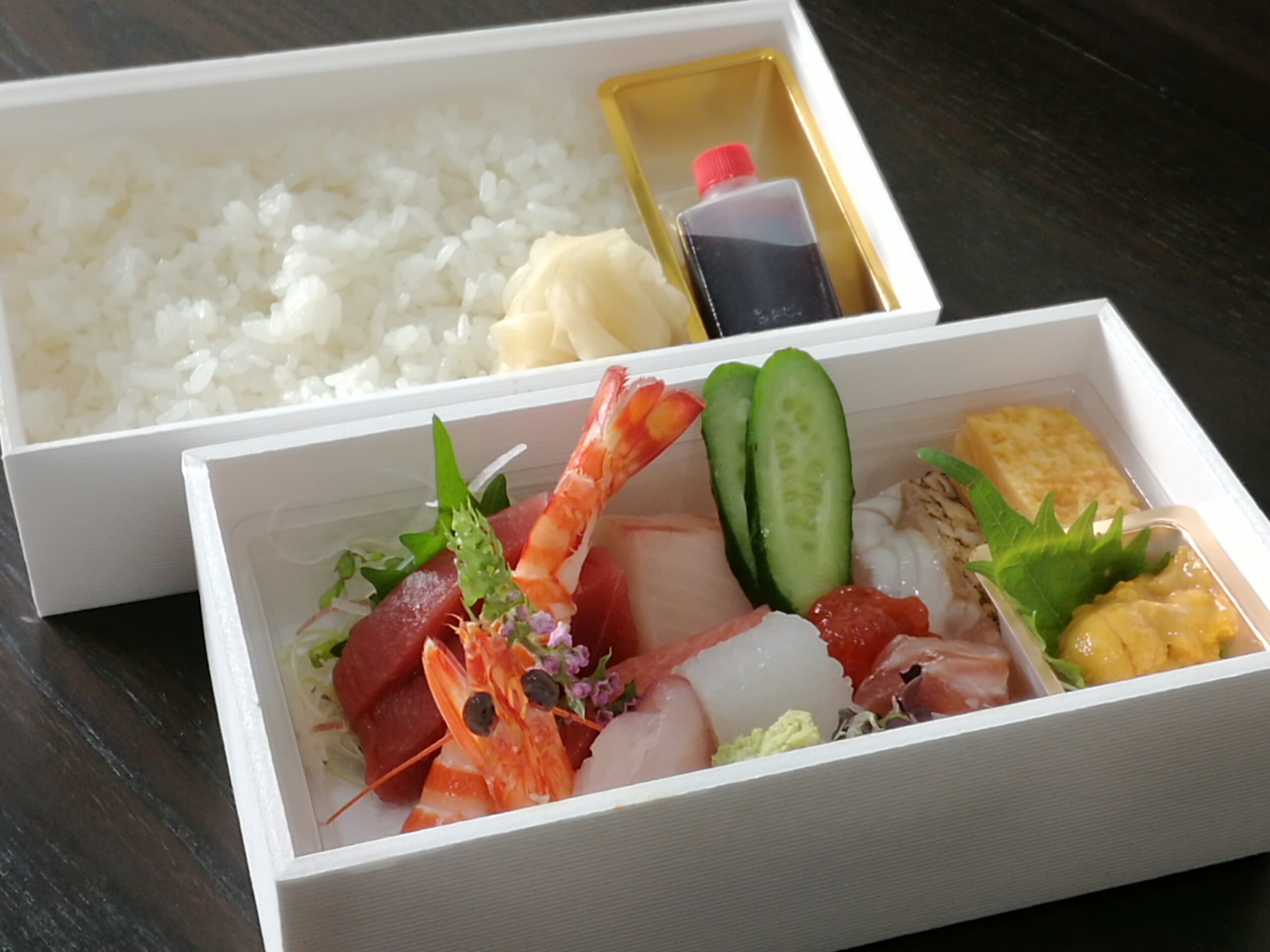 【海鮮丼】5,400円<p>新鮮な海の幸とご飯を 別盛でご用意いたします。 ご飯は白ご飯または酢飯をお選びいただけます。</p>
