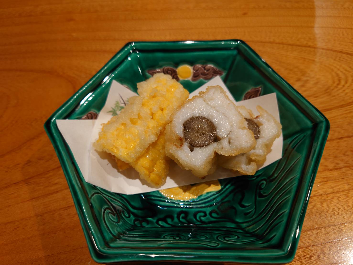 【日本料理みつわ】鱧<p>黄金に輝く熊本県天草の鱧は、 身が柔らかく、澄んだ旨味がこの季節ならでは。 相性の良い牛蒡と共に八幡巻に仕上げました。 同じくこれから旬を迎える、 とうもろこしの天ぷらも香ばしく美味でございます。</p>
