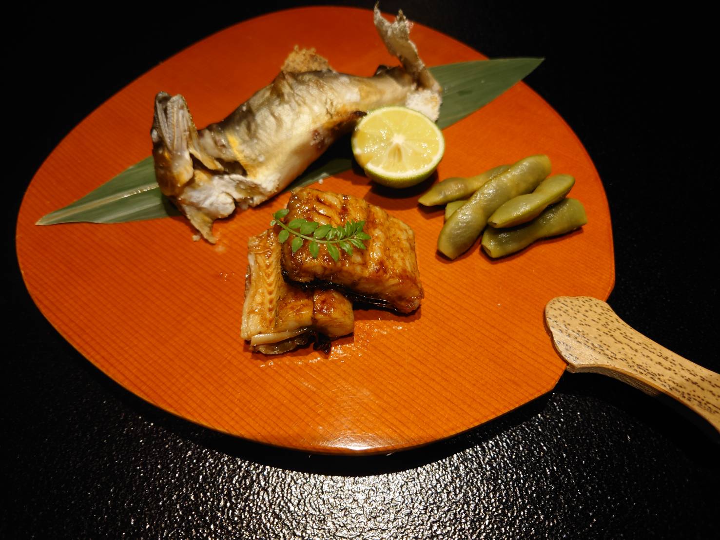 【日本料理みつわ】本日の一皿<p>夏を演出するうちわ皿に、 信濃川の天然鮎、宍道湖の大鰻、 京都伏見の黒枝豆の三品。 信州の清らかな水で育った鮎は、 姿も優美で、程よく脂がのり美味でございます。 貴重な宍道湖産の大鰻は、 香ばしくふっくらと仕上げておりま […]</p>

