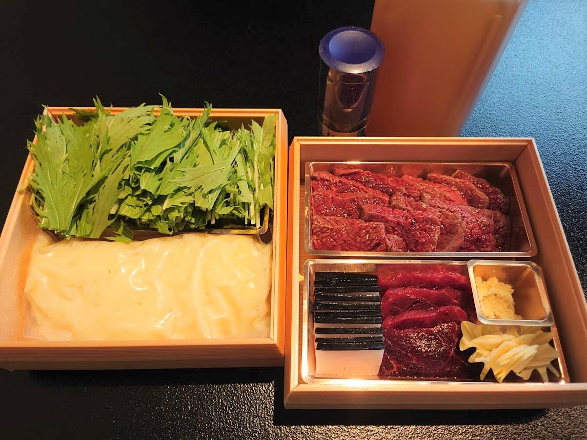 【日本料理みつわ】ハリハリ鍋<p>ご要望にお応えしてご用意した「鯨のハリハリ鍋セット」 鮮やかな赤が目を引く新鮮な鯨と水菜の シンプルお鍋ですが、 スライスした本皮から溶け出す、 良質な出汁と相まって大変美味でございます。</p>
