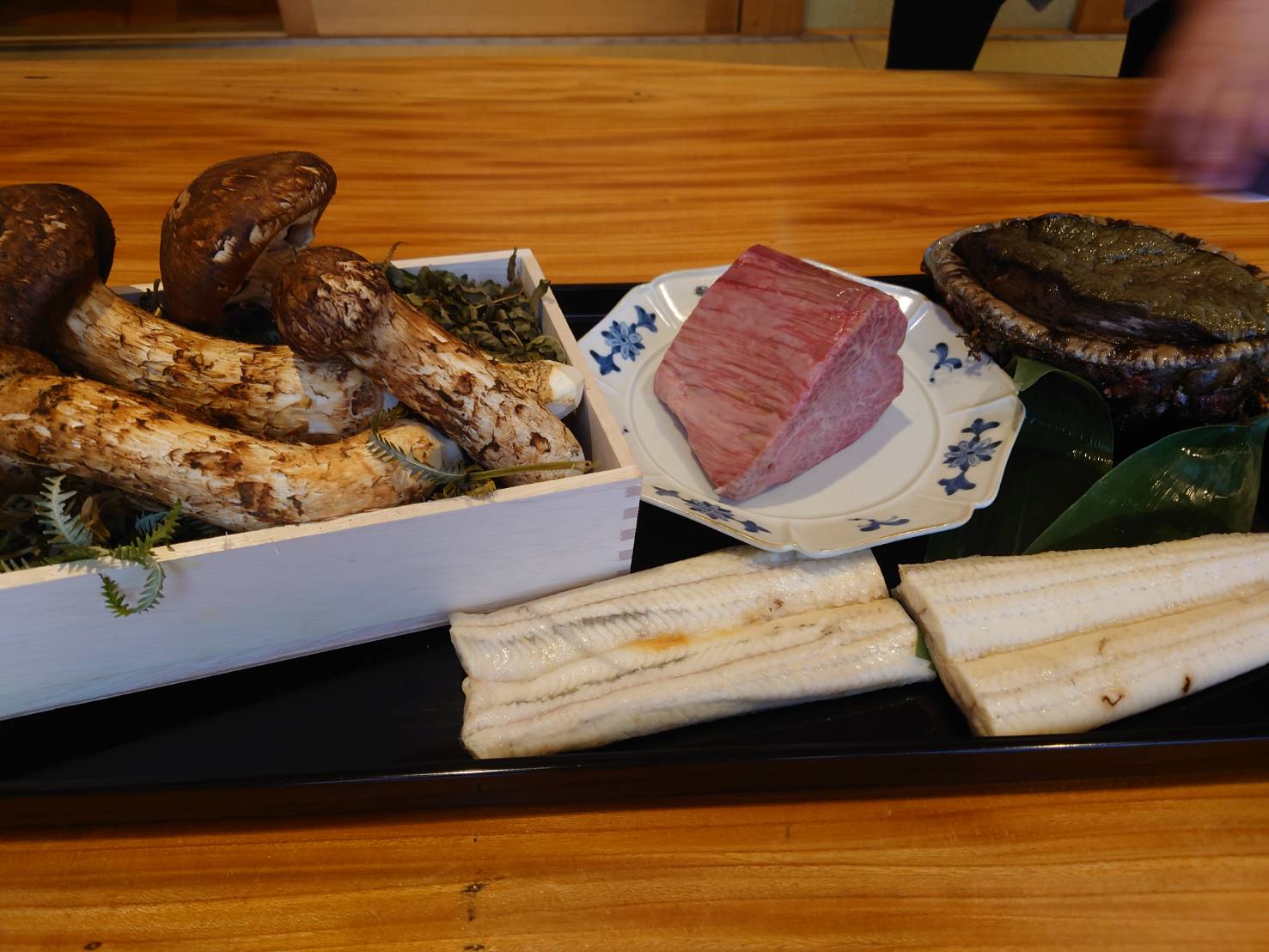 【日本料理みつわ】本日の極コース<p>本日の極コースのメイン食材は、 1㎏を超える鮑、 同じく1㎏超えの宍道湖天然鰻、 とちぎ和牛シャトーブリアン、 北海道富良野産の松茸です。 それぞれの良さを最大限に引き出し、 素材の味を贅沢にお楽しみいただきました。</p>
