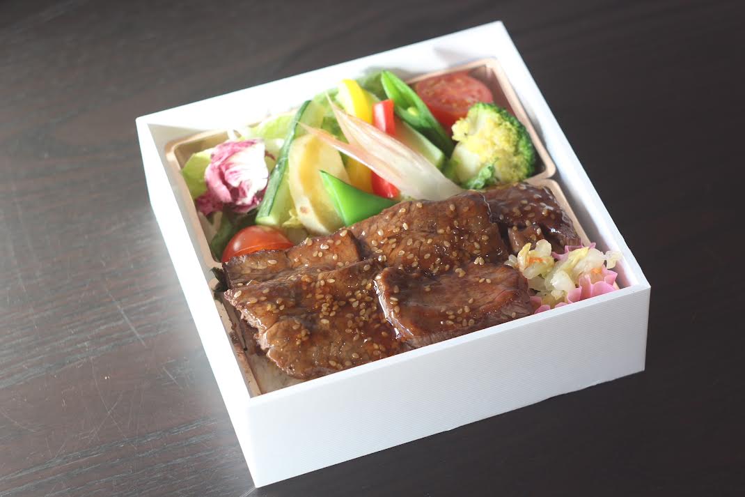 【旬野菜カルビ弁当】3,024円<p>彩り豊かなサラダと 自家製タレで焼き上げた 旨味たっぷりの牛カルビを ご飯にのせた御弁当です。</p>
