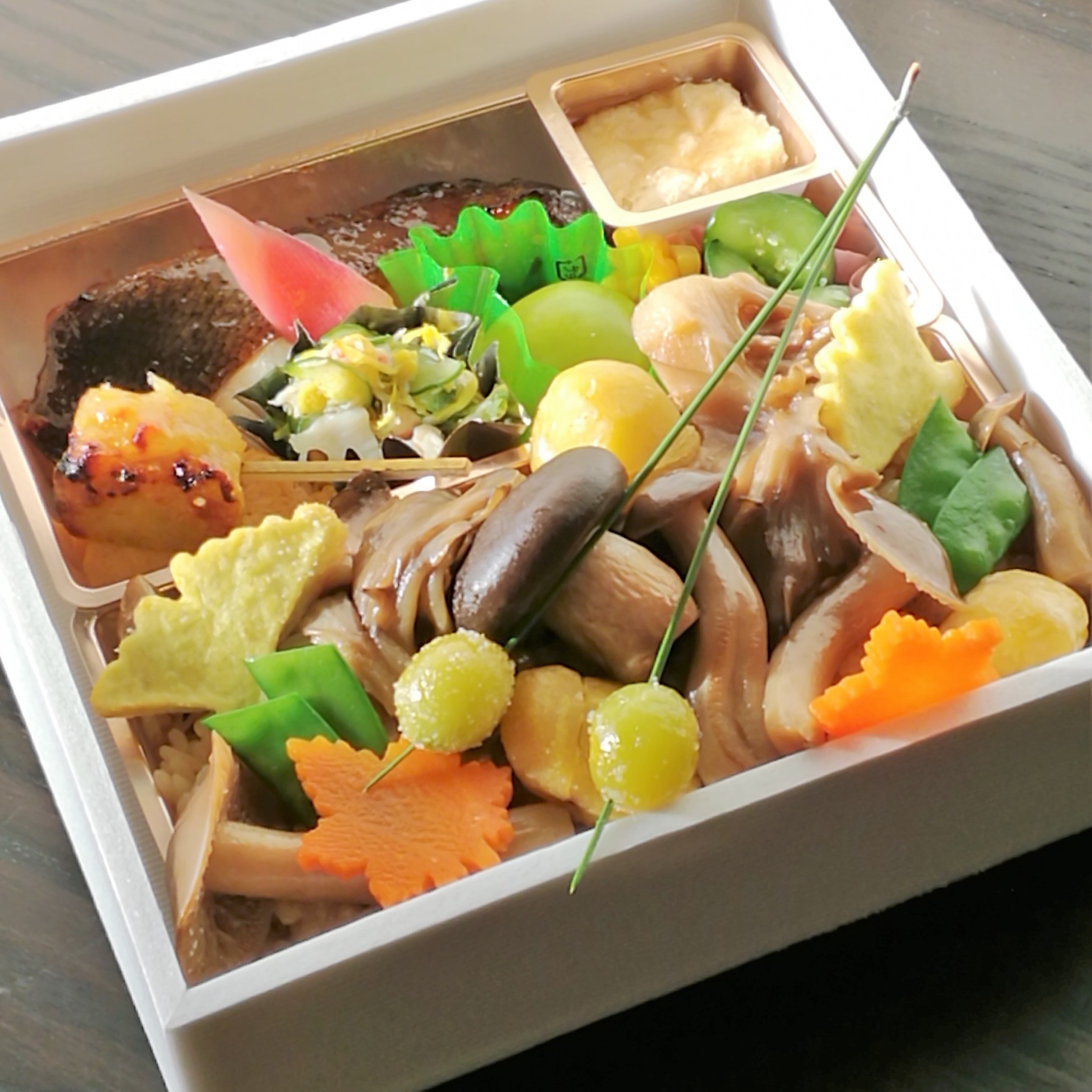 季節限定【銀だら吹寄せ弁当】3,780円<p>艶やかな銀だら西京焼と 色とりどりの秋を散りばめた吹寄せご飯。 銀杏・栗・さつまいも・きのこなど 秋の味覚をたっぷりとお楽しみください。 吹寄せご飯のみのご注文も承ります。 税込 2,000円</p>
