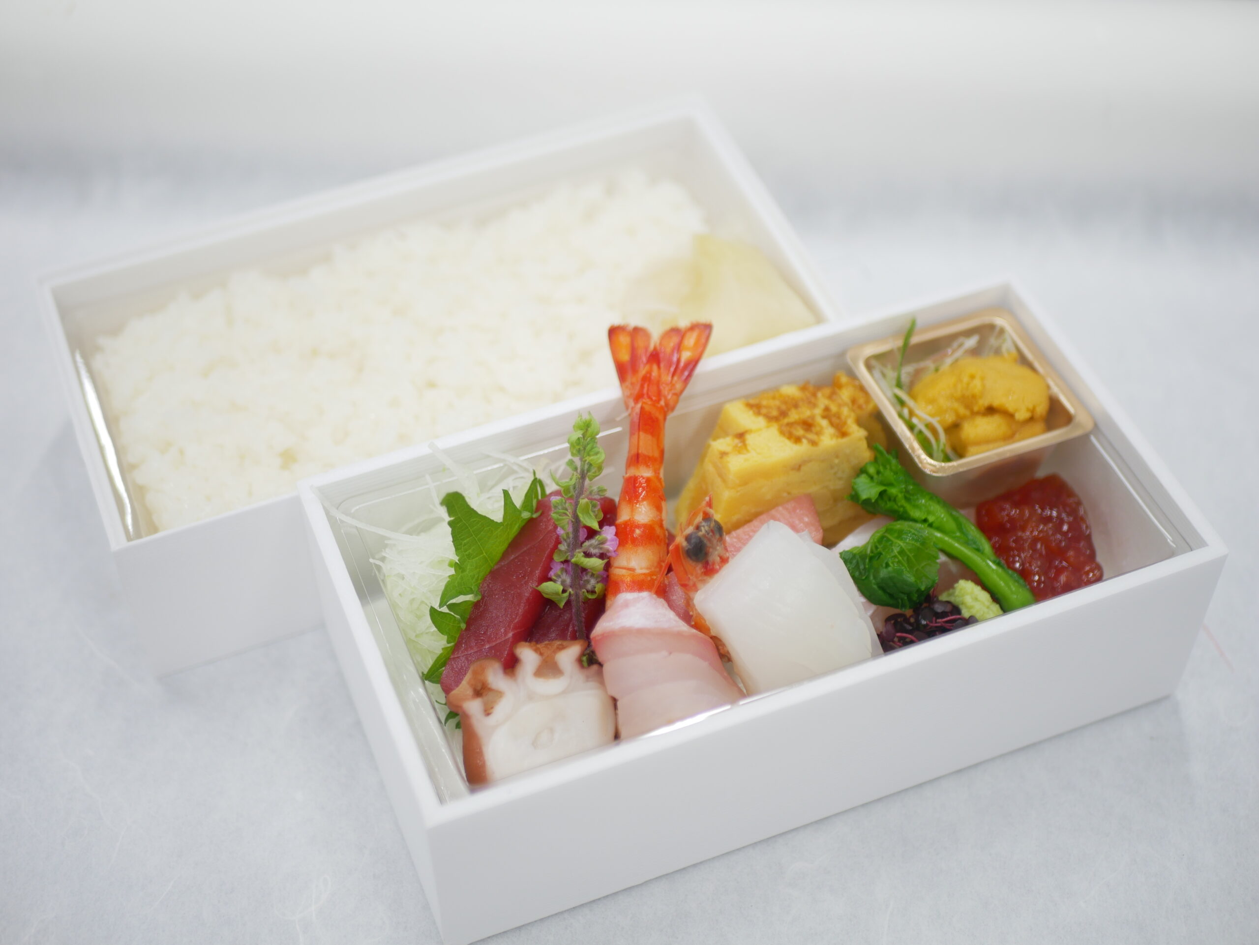 【海鮮丼】5,400円<p>新鮮な海の幸とご飯を 別盛でご用意いたします。 ご飯は白ご飯または酢飯をお選びいただけます。</p>
